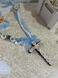 Cruz comunión con flores azul