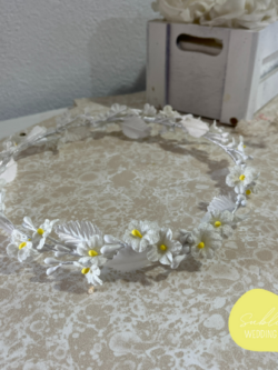 Corona de flores blancas