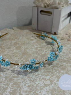 Corona de flores de porcelana fría azul