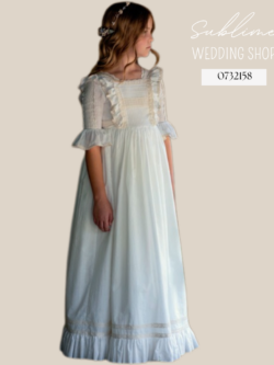 Vestido de comunión lencero modelo 0732158 de Abuela Tata en color blanco roto con detalles de encaje y volantes