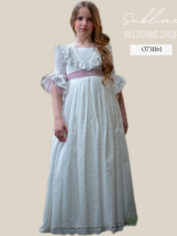 Vestido de comunión de estilo romántico modelo 0731161 con fajín rosa, cuerpo de jaretas y mangas de volantes