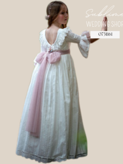 Romantic style communion dress model 0731161 with a pink sash, pleated bodice, and ruffled sleeves.