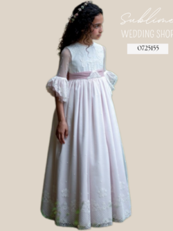 Vestido de comunión de tul bordado Abuela Tata modelo 0725155 con fajín rosa y mangas de encaje