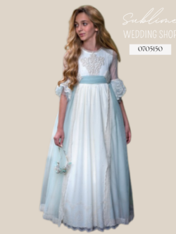 Vestido de comunión romántico de Abuela Tata en tul bordado con aplicaciones florales y cuerpo de encaje.